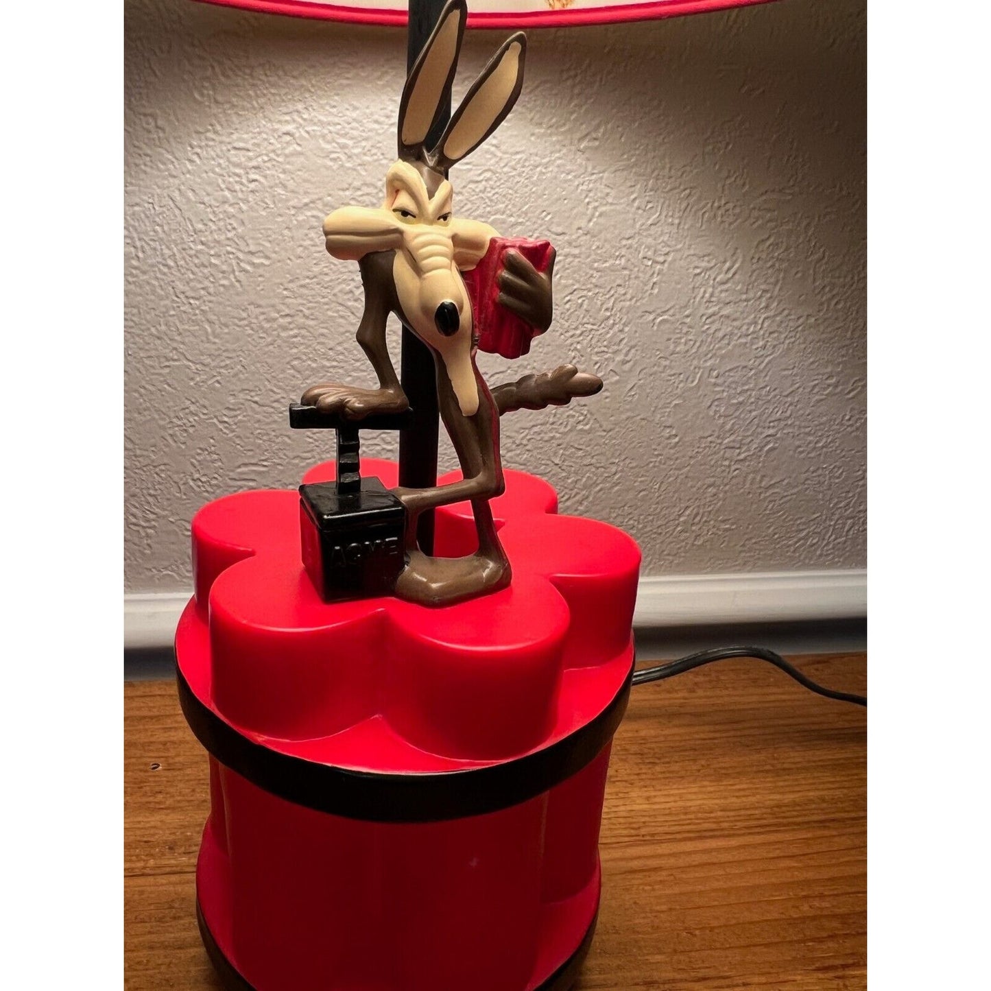 Vintage 1997 Wiley Coyote TNT Lamp, RARE FIND EXCELLENT CONDITION!!